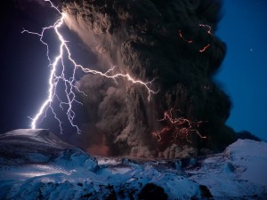 eyjafjallajokull-volcano-lightning-iceland_26742_990x742